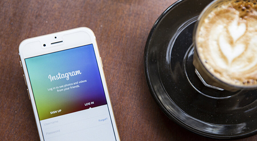 Instagram. Bir albüm gibi arşiv oluşturan Instagram özellikle gençler tarafından çok beğenildi. Dakikada 38 bin fotoğraf ve videonun paylaşıldığı uygulama getirdiği yeniliklerle uzun bir süre adından söz ettirecek gibi.