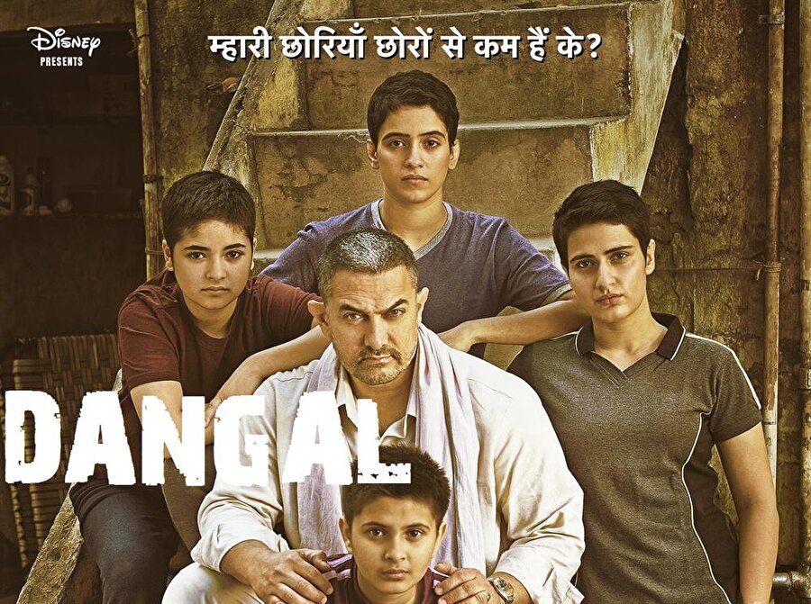 Dangal'ın hikayesi

                                    Dangal, Ludhiana'da bir köyde yaşayan Mahavir Phogat adlı eski bir güreşçinin hikâyesi. Film bir baba ile iki kızının ilişkisini anlatıyor. Aamir Khan filmde bir güreşçiyi oynuyor. Film gerçek bir hikayeden uyarlama.
                                