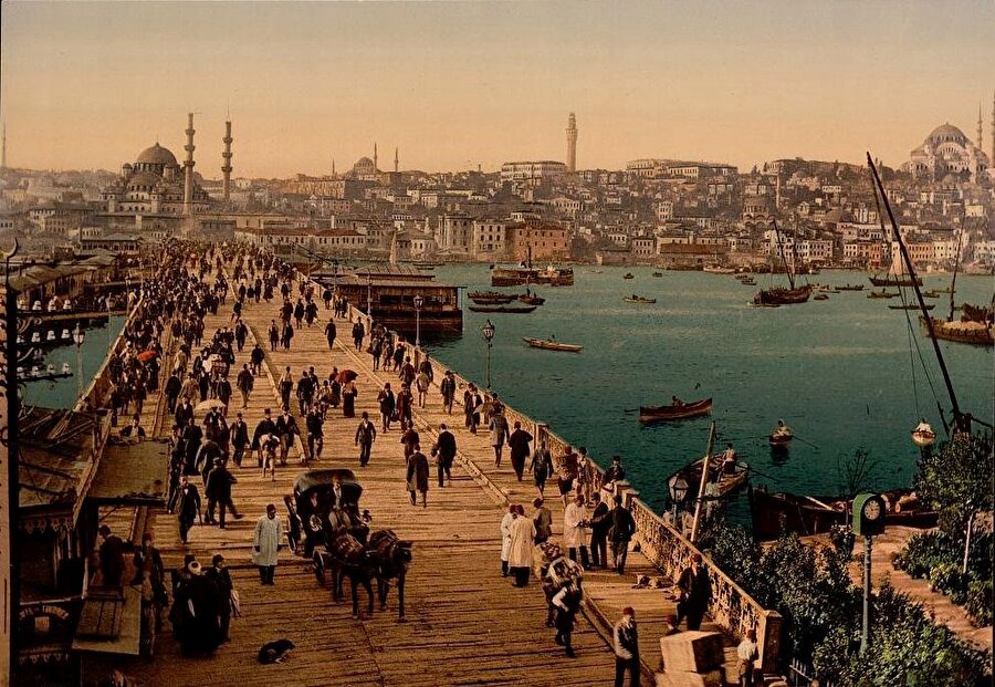 İstanbul’da ışığı keşfetmek
Batı'da neoklasik, romantik, realist veya izlenimci akımların öğrencileri olarak çalıştıkları süre içinde tekniklerinde değişim yaşamayan Avrupalı ressamlar İstanbul'da ışığı keşifle; paletlerindeki tonların daha kırmızı, daha sarı; tablolarındaki ışığın daha sıcak, kontrastların daha belirgin, renklerin daha canlı ve göz alıcı oluşunu izlediler. 

Böylece her biri, duyarlılıkları, deneyim ve yetenekleri, bulundukları konum ve uyguladıkları üsluplarla ayırt edilebilen, desenlerden büyük kompozisyonlara kadar uzanan çok sayıda oryantalist esere imza attılar.