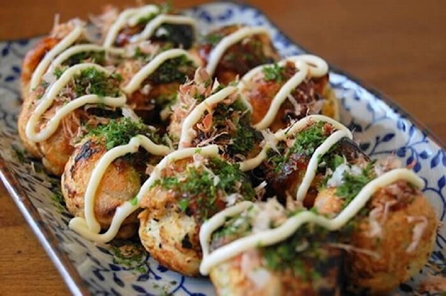 Japonya-Takoyaki
Buğday unu bulamacında özel tavalarında pişirilen ahtapot bacağı üzerinde kurutulmuş palamut rendesi ve mayonez ile sunumu yapılan harika lezzet.