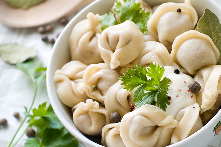 Rusya-Pelmeni
Rus mantısı olarak da bildiğimiz Pelmeni'de tek fark içerisinde köfte bulunur. Ve Ruslar mayonez ve ketçap ile yemeyi tercih eder.  