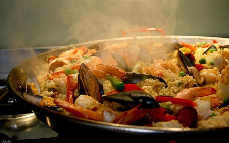 İspanya-Paella
Orijinal Paelle içerisinde tavşan, salyangoz ve tavuk bulunmaktadır. Eğer ben salyangoz yemem derseniz bunu garsona iletirseniz böyle bir sıkıntı çekmemiş olursunuz.
