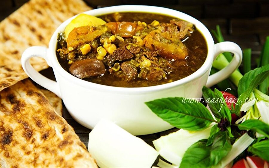 İran-Abgusht
Saatlerce pişen kuzu eti ve soğan, nohut, zerdeçal ve domates karışımı muhteşem bir lezzet. Lavaş ekmeği ile birlikte yenen bu mükemmel yemeği İran'ın her yerinde bulabilirsiniz.
