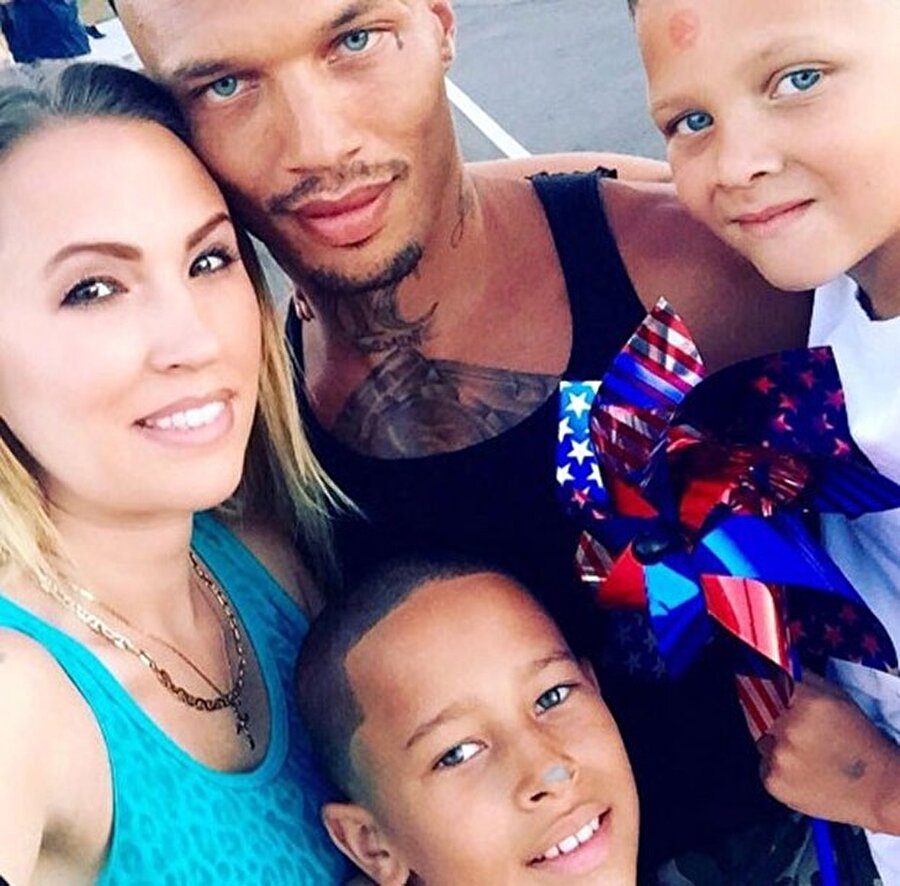 
                                    
                                    Meeks'in sosyal medya paylaşımları arasında eşi Melissa ve çocuklarıyla birlikte olduğu fotoğrafları da var.
                                
                                