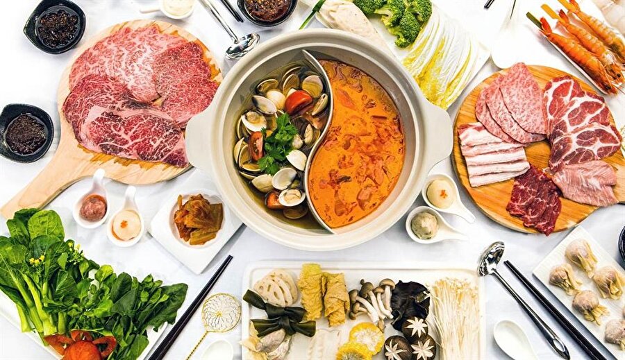 Çin-Hot Pot
Ying yang şeklinde bir tencere içerisinde bir gözünde acı soz diğer gözünde yağ bulunur ve getirilen yiyecekler burada kaynatılarak yenilir. Kendin pişir kendin ye sisteminin Çin mutfağı hali diyebiliriz. 