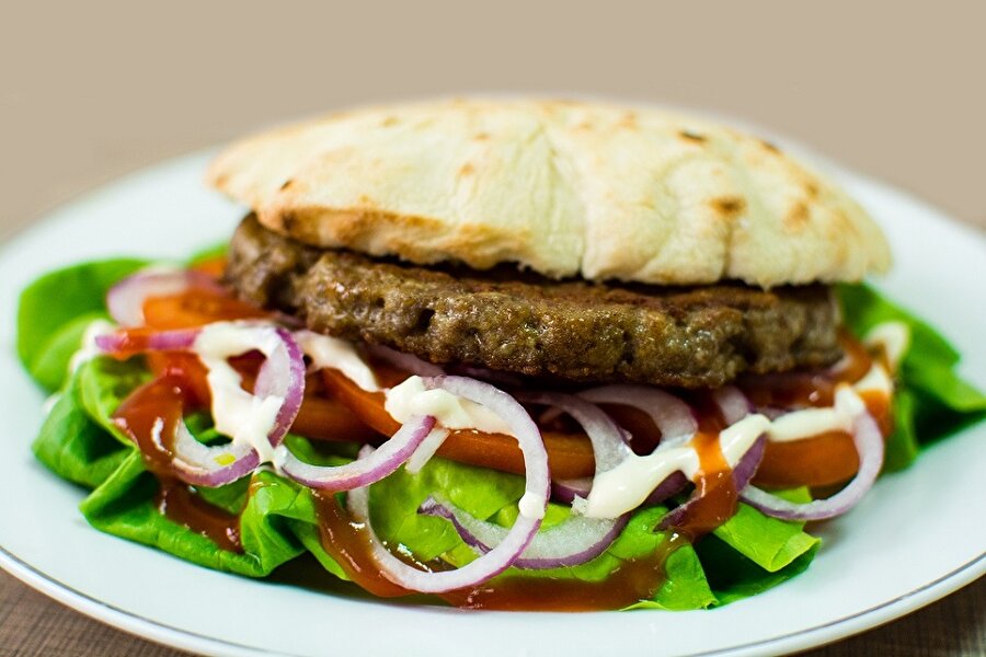 Sırbistan-Pljeskavica
Genelde fast food restoranlarda ekmek arası olarak sunulan bu muhteşem lezzet restoranlarda servis olarak de gelmektedir. Yanında kaymak ve özel soslar ile sunumu yapılmaktadır. 