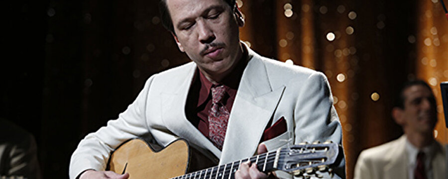 Başrollerini Reda Kateb ve Cecile de France'ın paylaştığı filmde, ünlü gitarist ve besteci Django Reinhardt'ın 1943 Alman işgali sırasında Paris'ten kaçışı anlatılıyor.

                                    
                                