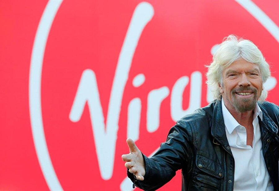 Virgin

                                    
                                    Richard Branson'un hiçbir zaman havayolu işinde çalışmak gibi bir isteği olmadı. Ancak 30 yıl önce American Airlines'a öyle bir kızdı ki acayip bir şey yaptı. Porto Riko'dan British Virgin Islands'a gidecekti, ancak uçuş iptal oldu. Evde kendisini sevgilisi bekliyordu ve yetişmek için bir uçak kiraladı. Bir tahtaya “Virgin Airlines” yazdı ve her yolcuyu 39 dolar karşılığında uçağa aldı. Eve gittiğinde bazı araştırmalar yaptı ve havayolu işine girdi.
                                
                                