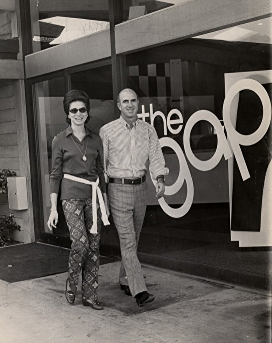 GAP

                                    
                                    Donald Fischer ve karısı Doris 1969'da üst baş almaya çıktıklarında, kendilerine uyan hiçbirşey bulamıyorlardı. Sonunda kendi kıyafet dükkanlarını açmaya karar verdiler. Birçok farklı bedene göre ürün geliştiren karı-koca dükkana 63 bin dolar harcadı. Ancak ikinci yılın sonunda 2 milyon dolarlık bir kara imza attılar.
                                
                                