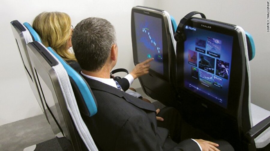 Koltuk arkası ekranlar

                                    Evet, koltuk arkası ekranlar artık otobüs taşımacılığında bile yaygın ancak yakın zamanda uçaklarda daha gelişmiş bir ekran deneyimiyle birlikte artış göstermesi bekleniyor.
                                