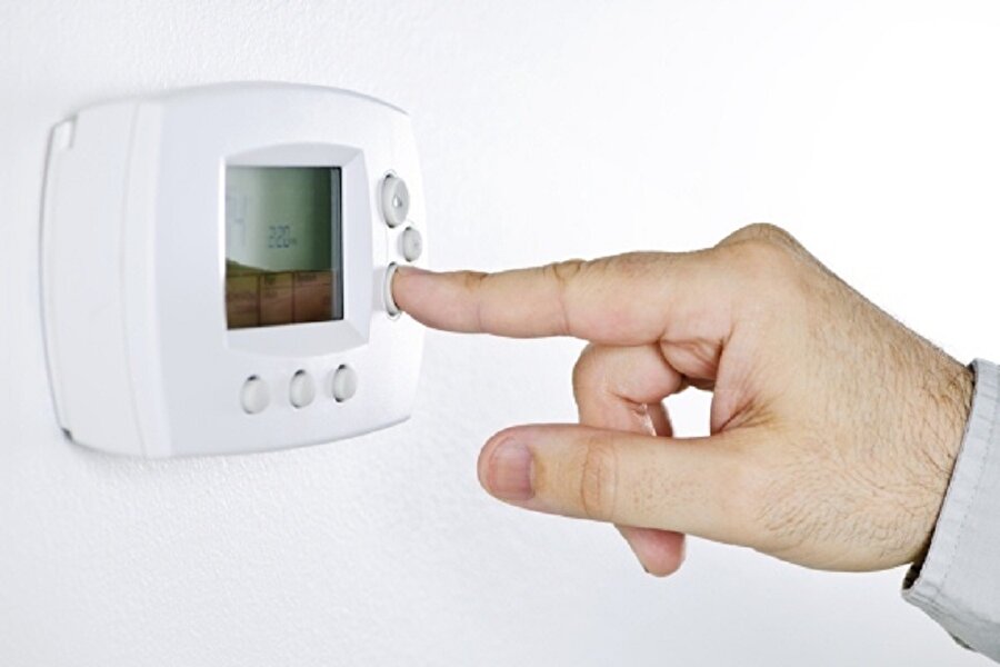 
                                    Hatta bazı şirketlerde klimaların kontrol düğmeleri de benzer amaçla kullanılıyor. Gayri resmi olarak yapılan araştırmalara göre şirketlerin %72'lik kısmı, termostat ya da klimaların kontrol sistemlerinin çalışmadığını kabul ediyor. Bu tür aygıtlar, belirli bir kontrol mekanizması tarafından ayrıca yönetiliyor.
                                