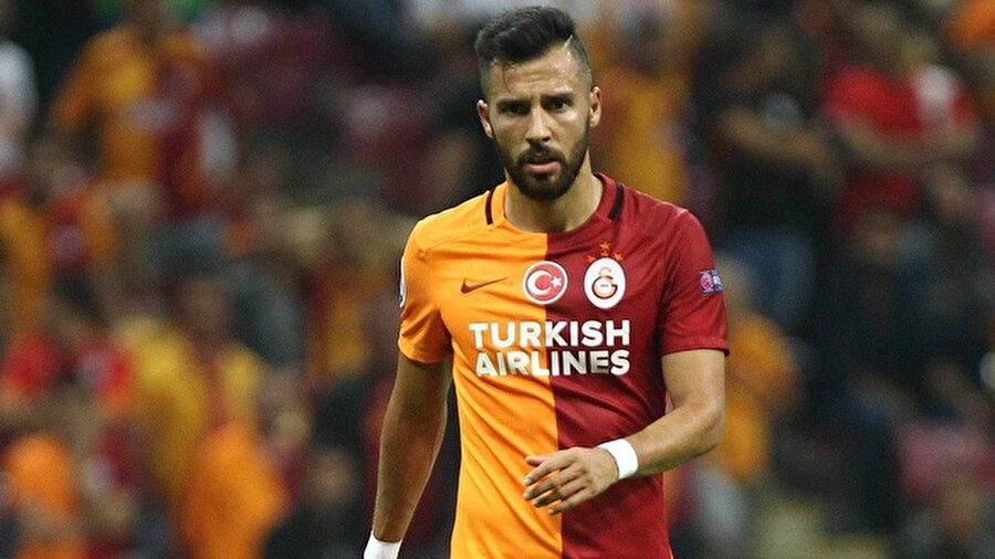 Yasin Öztekin - Trabzonspor
Savunmanın soluna Mas'ı, sağına Pereira'yı alan, stoper konusunda da Serdar Taşçı'yı bitirme aşamasına gelen Trabzonspor, bir sürpriz ismi de gündemine aldı. Ligin ilk yarısında skor üretme problemini en çok yaşayan takımlardan olan Bordo-Mavililer, Galatasaray'ın en golcü (7 gol 1 asist) ismi Yasin Öztekin için nabız yoklamaya başladı.
Cim Bom'da süresiz olarak kadro dışı bırakılan 29 yaşındaki futbolcunun şartlarını araştıran Karadeniz temsilcisi, ezeli rakibinin kapısını önce sezon sonuna kadar kiralama formülüyle çalacak. Fırtına, ayrıca eski oyuncusuna da Galatasaray'da kazandığı ücretin biraz üzerinde bir teklif yapıp fark yaratmayı planlıyor.