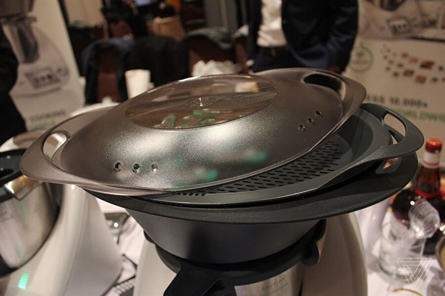 
                                    Üstelik şirketin bu mutfak robotuna özel 20.000 tarif içeren Cookidoo isimli platformu da var. Kullanıcılar aylık 4 dolar ödeyerek buradaki tarifleri detaylı bir şekilde görüntüleyebiliyor. Thermomix'i satın almak isteyenlerin 1299 doları gözden çıkarması gerekiyor. 
                                
