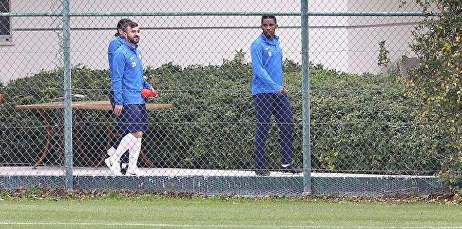 Eto'o - Kerim, Ömer ve Necip (bir oyuncu takası)
Beşiktaş, Samuel Eto'o transferinde son aşamaya geldi... Siyah-beyazlı kulübe transferi artık an meselesi olan Kamerunlu yıldız dün, büyük bir sürpriz yaptı. Eto'o, siyah-beyazlı takımın dün sabahki idmanını izledi. Kırmızı-beyazlı takımla idmana gelen Eto'o, saha girişinde bir süre Beşiktaş'ın antrenmanını takip etti. Saha kenarında bir süre idmanı seyreden Eto'o, futbolculara ve teknik heyete el salladıktan sonra ayrıldı.
Antalyaspor Başkanı Ali Şafak Öztürk, Samuel Eto'o'nun transferiyle ilgili çarpıcı açıklamalarda bulundu. Eto'o'nun çok önemli oyuncuları olduğunu belirterek, kendisini kadroda tutmak istediklerini de söyleyen Başkan Öztürk; buna rağmen Beşiktaşlı yöneticilerle görüşmeler yaptıklarını doğruladı ve "Biz de Beşiktaş'tan Kerim Frei, Ömer Şişmanoğlu ve Necip ile ilgileniyoruz" ifadelerini kullandı.
Kaynak( Fotomaç)