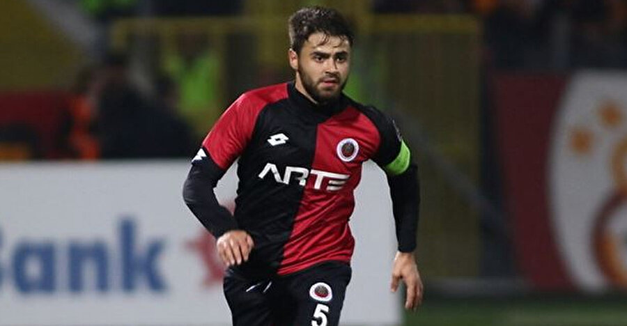 Ahmet Çalık - Berk İsmail + 3 milyon euro
Stoper transferinde büyük uğraş veren Galatasaray'da gözler Ahmet Çalık transferine çevrilmiş durumda. Son yapılan görüşmede Galatasaray Gençlerbirliğine 4 milyon euro önermişti. Ancak Gençlerbirliği Ahmet Çalık'ın gitmesinden yana olmadığı için yeni teklifle Gençlerbirliği'nin kapısını çalacak Galatasaray 3 milyon euro + Berk İsmail ve bir genç oyuncununda sezon sonuna kadar başkent ekibine kiralanması yönünde teklif yapacak.