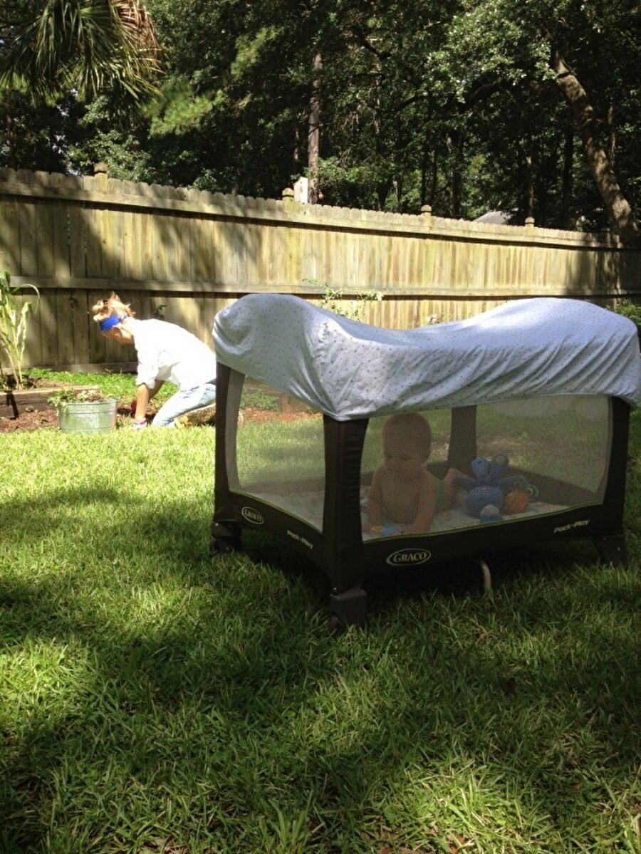 Yaşayan bilir
Bebeğinizi bu yöntemle hem güneşten hem de böceklerden koruyabilirsiniz.
(Fotoğraf kaynağı: brightside.me)