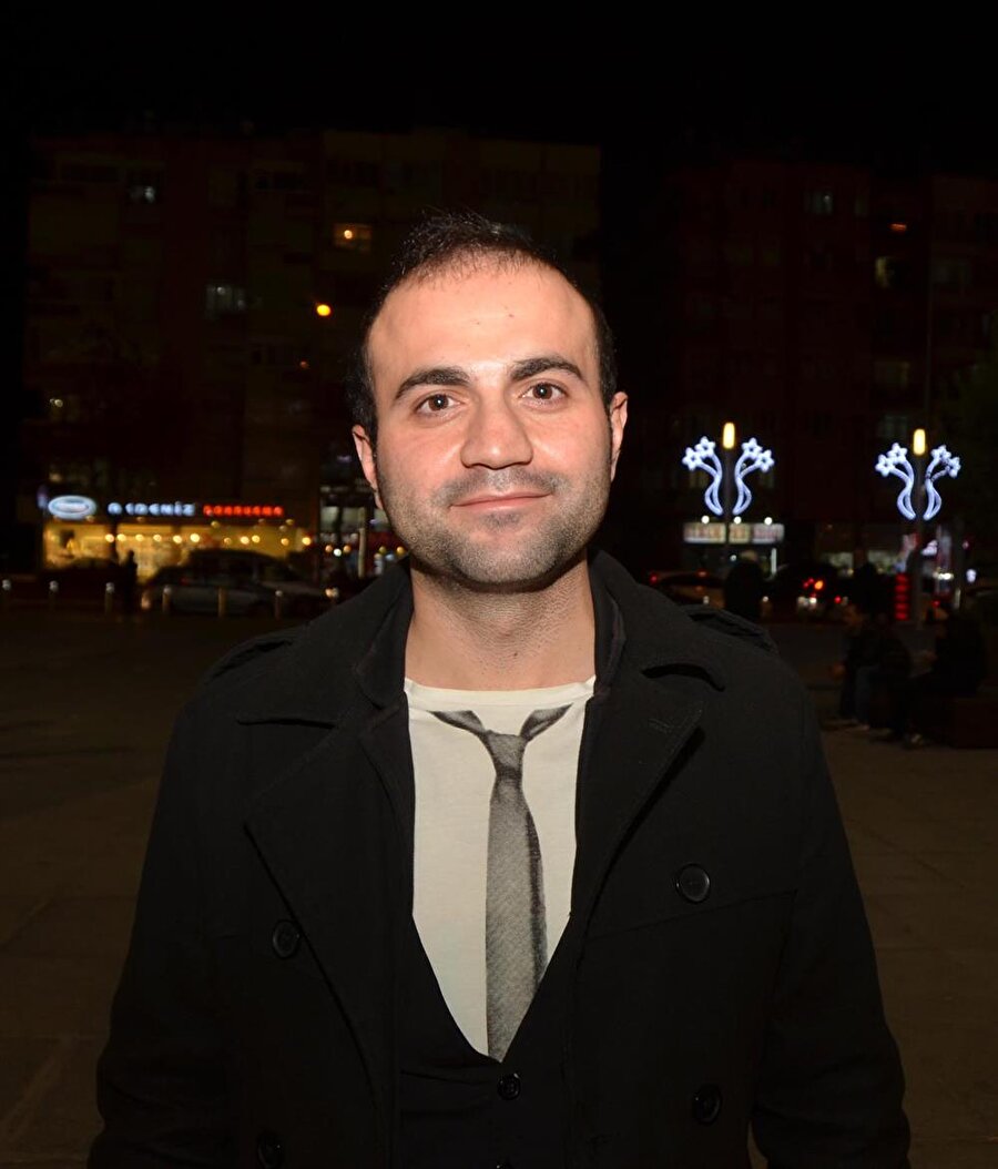 Polisin evlenme teklifine aracı oldu
Hayranlarıyla özçekim de yapan Murat Boz, İstanbul Beşiktaş Vodafone Arena Stadyumu yakınındaki bombalı saldırıda yaralanan Antalyalı polis memuru 26 yaşındaki Zafer Şentürk'ün, Konya'da icra memuru olan kız arkadaşı 21 yaşındaki Tuğçe Dığrak'a evlenme teklifinde bulunmasına da aracılık etti. 

Filmi izlemeye gelen Zafer Şentürk'ün "Bak hayatım ben kiminleyim şu anda bil bakalım, seni çok seviyorum, sana söyleyeceği bir şey var" diye başlayan cep telefonu kaydında, Murat Boz, "Zafer'in sana söylemek istediği bir şey var. Ben sadece bir elçiyim ama çok güzel bir şey geliyor. Zafer seni çok seviyor, seninle evlenmek istiyor. Bir ömür onunla olur musun?" dedi. Zafer Şentürk, bu kaydı WhatsApp üzerinden kız arkadaşına gönderdi. Tuğçe Dığrak ise mesaja, "Evet, seni çok seviyorum" diye evlilik teklifini kabul etti. 

Saldırıda yaralanması nedeniyle raporlu olduğunu ve bu nedenle ailesinin yaşadığı Antalya'ya geldiğini belirten Zafer Şentürk, Murat Boz'u alışveriş merkezi otoparkında gördüğünü ve konuyu anlattığını söyledi. Şentürk, "Beni aracına davet etti. Araçta Murat Boz aracılığıyla kız arkadaşıma evlenme teklif ettim. Çok mutluyum. Bunu hayatım boyunca unutamayacağım" dedi. 
