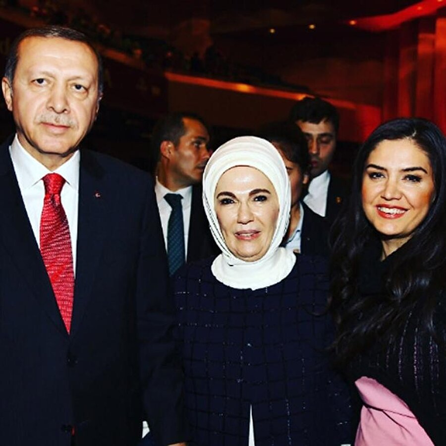 "Ben de hanımefendinin hayranıyım. Yanında anne sıcaklığı hissediyorum" diyen Balcı, "Evlenirken Cumhurbaşkanımız ve eşine danışacağım" dedi. Balcı, Mart ayında yayınlanacak olan "Reis" adlı sinema filminde Emine Erdoğan'ı canlandırıyor. 
