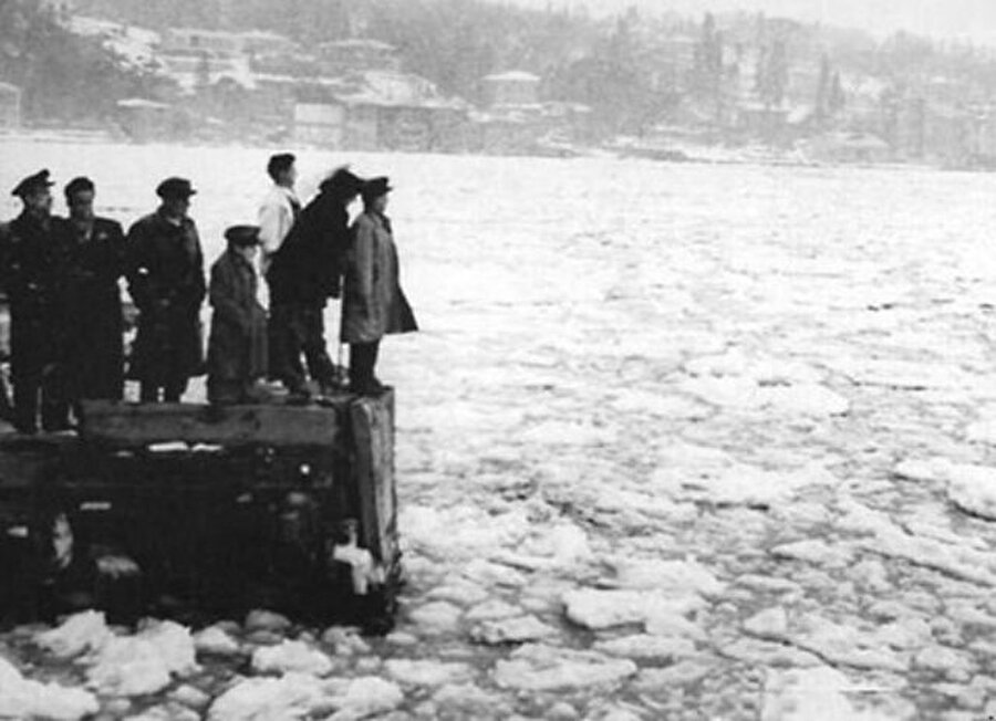 24 Şubat’ta Romanya’dan Karadeniz’e dökülen Tuna Nehri’nden koparak gelen buzlar, Boğaz’ın girişini kapladı.

                                    
                                