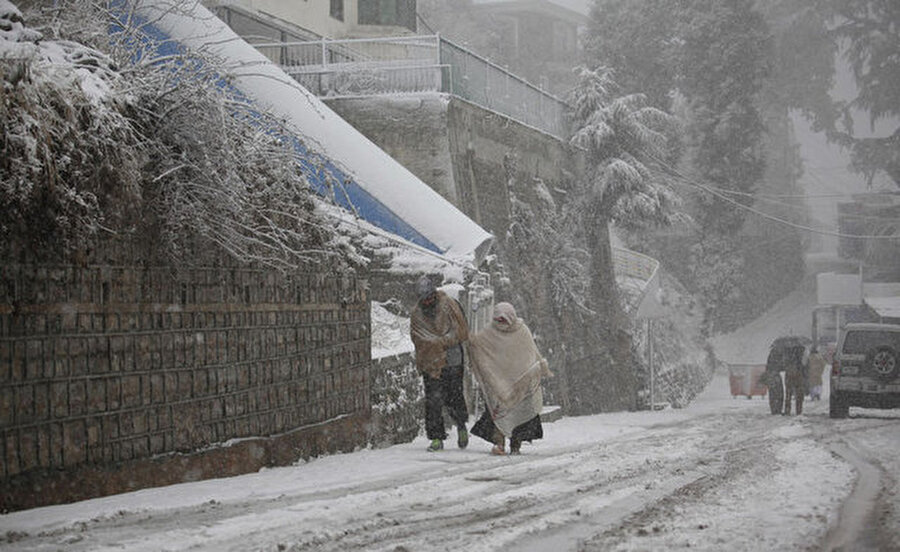 Karlı ve buzlu havalarda alınabilecek en önemli tedbir, aceleci olmayarak dikkatli yürümektir. 
