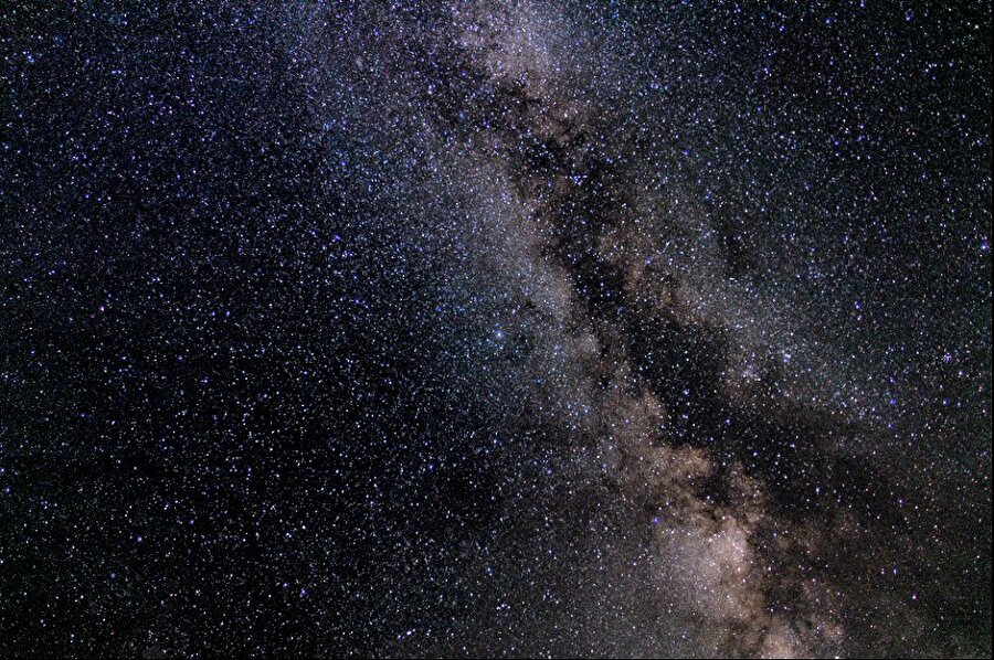 Aquila takımyıldızı (Kartal)
Modern 88 takımyıldızından birisidir ve görünüm olarak Samanyolu üzerinde yer alır. En parlak olan yıldızı ise Altair'dir.