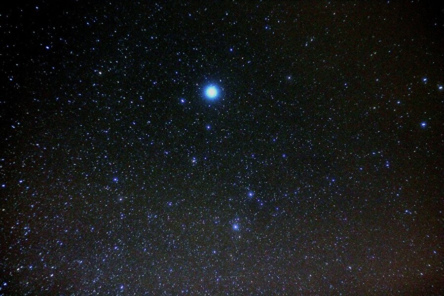 Lyra Takımyıldızı (Lir)
Birçok takımyıldızına göre daha küçük bir alanı kapsamaktadır. En parlak yıldızı ise Vega yıldızıdır.