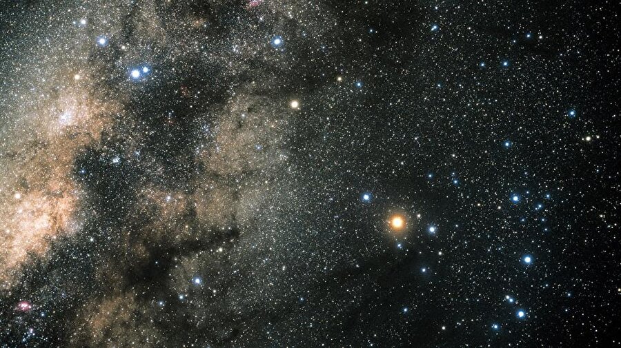 Scorpius takımyıldızı (Akrep)
Scorpio olarak da adlandırılmaktadır. Batıda Terazi Doğuda Yay takımyıldızları arasında yer almaktadır. En parlak yıldızı ise Antares'tir. Aynı zamanda Antares ömrünün sonuna gelmiş bir Kızıl Dev'dir. Yakın bir gelecekte Süper nova ile sonlanacaktır. 