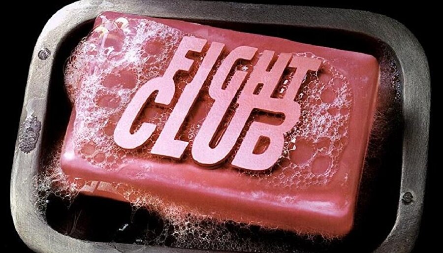 Dövüş Kulübü (Fıght Club)
Chuck Palahniuk tarafından 1996 yılında kaleme alınan ve yeraltı edebiyatının önemli isimlerinden biri haline gelen kitap; gün geçtikçe tüketmekte olduğumuz dünyanın bize yüklediği sorumluluklara karşı çıkan, ne için yaşadığımızı sorgulamamızı sağlayan bir kitap olmuştur. Ve 1999 yılında Brad Pitt ve Edward Norton'un başrollerini üstlenmesiyle beyaz perdeye taşınmıştır.