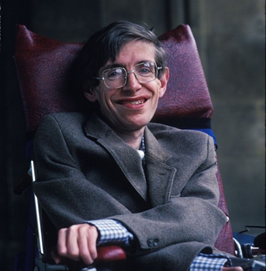 Stephen Hawking
Stephen Hawking henüz 21 yaşındayken tedavisi olmayan Amyotrofik lateral skleroz (ALS) hastalığına yakalandı. 1985 yılında konuşma yeteneğini kaybeden Hawking, çağın en iyi fizikçisidir.