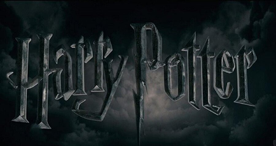 Harry Potter Serisi
J.K. Rowling tarafından yedi kitap hâlinde yazılan fantastik roman serisi ve bu kitaplardan uyarlanan film serisi dünya çapında elde ettiği başarı ve yakaladığı satış rakamlarıyla çığır açmayı başarmış ve edebiyat tarihine geçmiştir. Harry Potter serisinin ilk kitabı, Harry Potter ve Felsefe Taşı, 1997 yılında piyasaya çıkmıştır. 2001 yılında ise beyaz perdeye taşınmıştır. Harry Potter adındaki bir gencin büyücülük okulundaki serüvenlerini barındıran kitabın başrollerini Daniel Radcliffe, Rupert Grint ve Emma Watson üstlenmiştir.