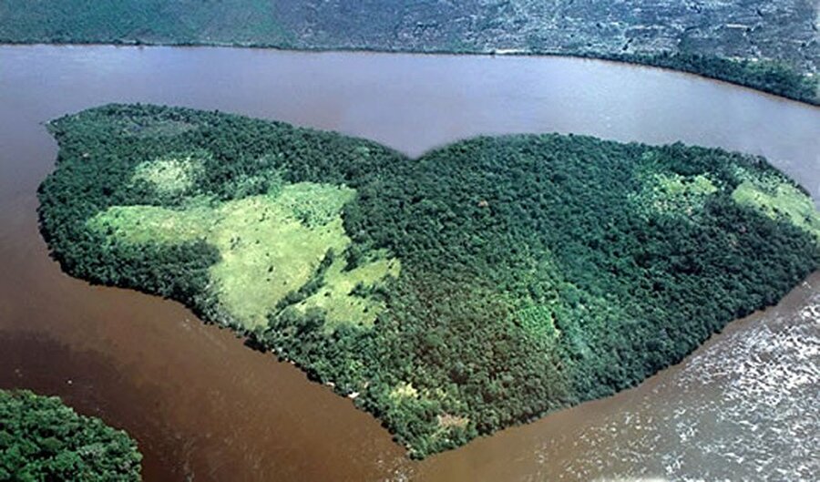 Nehir üzerinde kalp şeklinde bir ada daha

                                    
                                    Venezuela'da bulunan Orinoca Nehri'nin üzerinde yer alan küçük ada da kalp şeklinde.
                                
                                