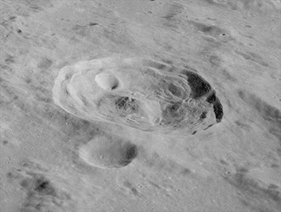 ATATÜRK

                                    
                                    
                                    Danimarkalı Astronom Römer'in adıyla anılan ana kraterin etrafındaki kraterler A, B, C şeklinde harflerle anılıyor. Ancak 1956'da gerçekleştirilen fikir birliğiyle, Ay ve kraterleri hakkında birçok çalışma yayımlayan Dr. Hugh Percy Wilkins'in atlaslarında, Römer'den sonraki en büyük kratere Atatürk adı verildi. Atatürk krateri, 28.962 kilometre çapında, halka şeklinde, derin bir krater. Merkez tepenin yüksekliği 30 metre. Yine Türkiye'den isimlendirilen Toroslar'ın üzerinde yer alıyor. H. P. Wilkins ve P. Moore tarafından müşterek çıkarılan “The Moon” adlı, ay engebelerini ve açıklamalarını gösteren atlasın 86. sayfasında, Atatürk olarak belirtilir ve detaylı tanımı bulunur. Siyasi isimlerin adlarının kraterlere verilmemesi kuralı nedeniyle çoğu kaynakta halen “A” krateri olarak da geçiyor.
                                
                                
                                