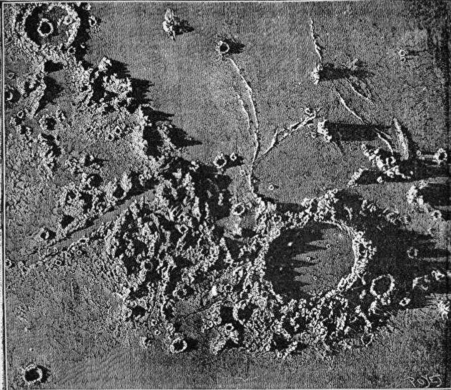 ALİ KUŞÇU

                                    
                                    
                                    Pergelle çizilmiş gibi tam daire görünümünde olan Ali Kuşçu krateri, Fatih kraterinin yakınında 60 kilometre çapa sahip bir kraterdir. Astronomi alanında önemli çalışmalara imza atan Ali Kuşçu'nun adı, Ay yüzeyinde bir bölgeye de verilmiştir. Tıpkı önceki iki krater gibi İngiliz gökbilimci Wilkins tarafından adlandırılmıştır.
                                
                                
                                