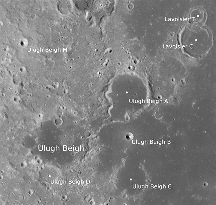 ULUBEY

                                    
                                    
                                    Ay'ın kuzeybatı kenarında yer alıyor. 48 kilometre çapında. Ay'ın bize görünen yüzündeki kenarına çok yakın olduğundan zor gözlemleniyor. Halka şeklindeki dağın iç kenarları dar olup üzerinde küçük tepeler sıralanır. Kraterin zemininde ve ortada bir başka sivri dağ vardır. Uluğ Bey grubu, biri sıradağ olmak üzere 5 kraterden meydana geliyor.
                                
                                
                                