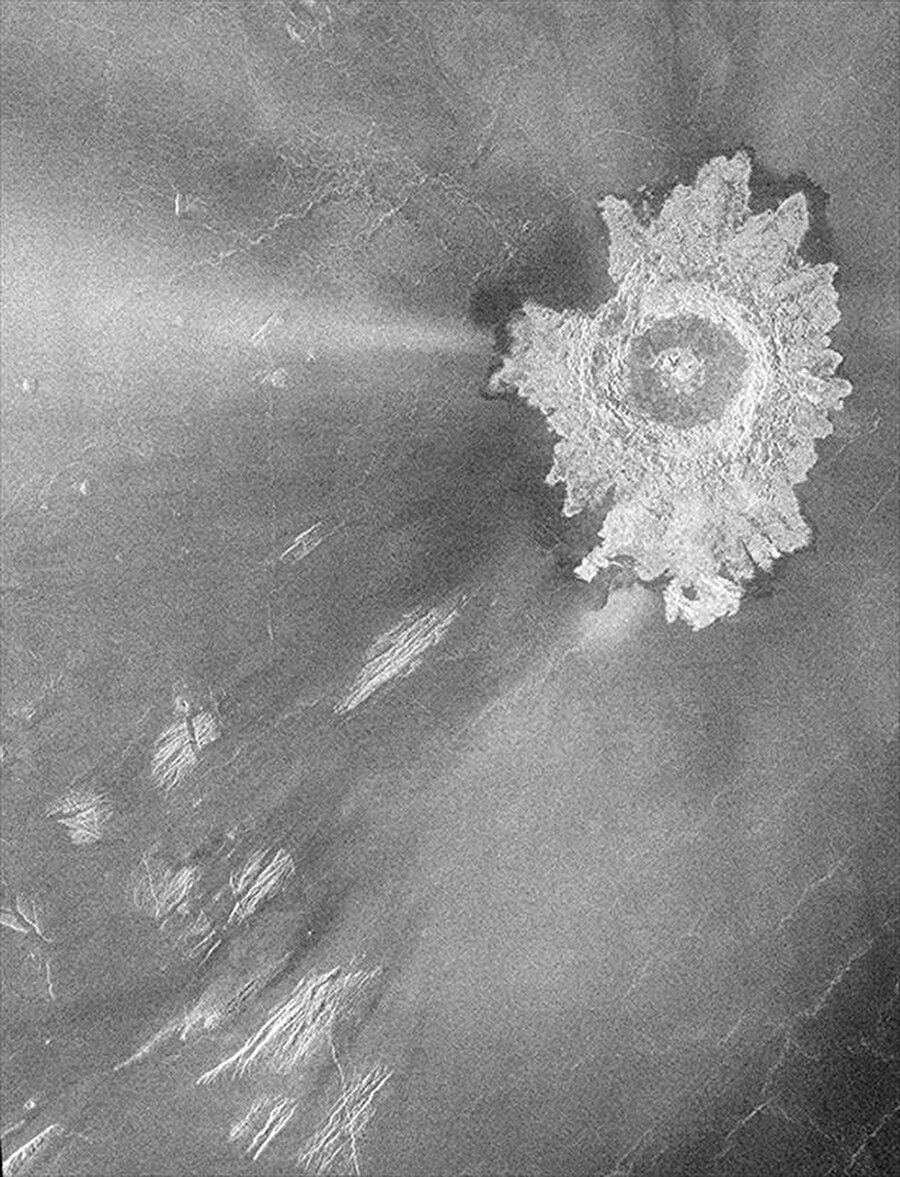 HALİDE EDİP ADIVAR

                                    
                                    
                                    Halide Edip Adıvar'ın adını taşıyan krater, sadece kadınların adlarının verildiği dişi gezegen Venüs'te yer alıyor. Batı Afrodit Dağları'nın kuzeyinde yer alan kraterin çevresinde, rahatça gözlemlenebilen, fışkırmış parlak maddeler bulunuyor.
                                
                                
                                