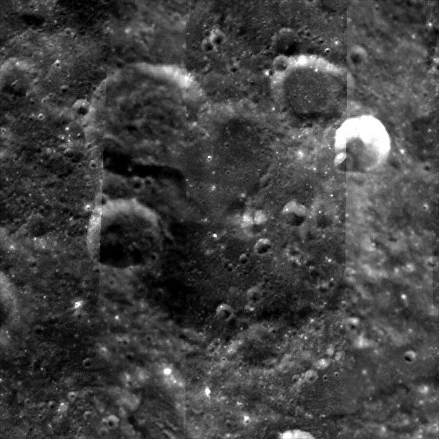 İBN-İ SİNA

                                    
                                    
                                    Batı dünyasının Avicenna adıyla tanıdığı İbn-i Sina'nın adını taşıyan ay krateri, zaman içinde etkileşimlerle aşınmış, zor gözlemlenebilen bir krater. Kraterin bir bölümünün izleriyse tümüyle silinmiş durumda. Ancak ana hatları fark edilebiliyor. Kraterin güney kenarında ise irili ufaklı birçok krater yer alıyor.
                                
                                
                                