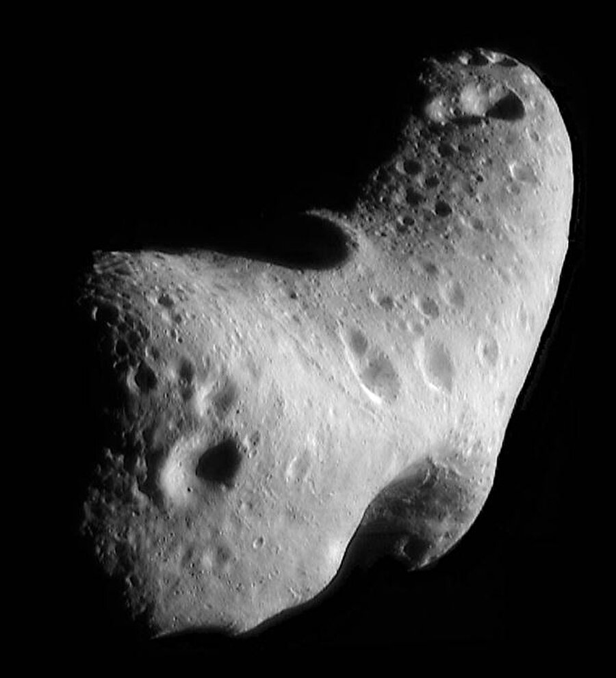 DUMLUPINAR

                                    
                                    
                                    Uzay boşluğunda dolanan gezegenciklerden birinin adı da Dumlupınar. 2003 yılında IAU'da görevli Muazzez Kumrucu Lohmiller tarafından bulunan bir asteroide ise 4 Nisan 1953 yılında bir İsveç gemisiyle çarpışarak Çanakkale Boğazı'nda batan “Dumlupınar” gemisinin adı kondu.
                                
                                
                                