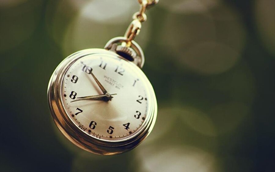Köstekli saat

                                    Cep saat olarak bilinen köstekli saat dedelerinizin babalarınızın size bıraktığı en büyük hazinedir.
                                
