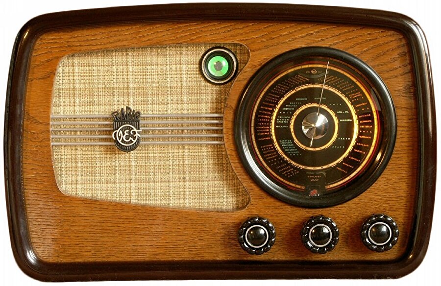Eski radyo

                                    Haberlerin dinlendiği, hikayelerin anlatıldığı, müziklerin çaldığı başında beklenen eski tip radyolar...
                                