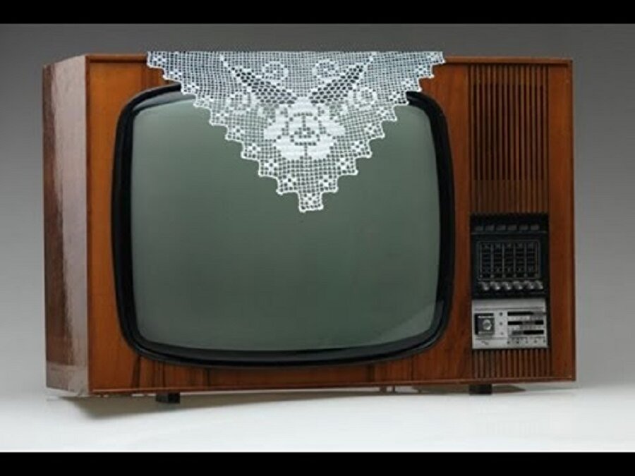 Siyah beyaz televizyon

                                    Tüplü 35 ekran siyah beyaz televizyonlar, gece 12'de yayının bittiğin, tekrar televizyonu izlemek için sabahın köründe uyanılan zamanlar...
                                