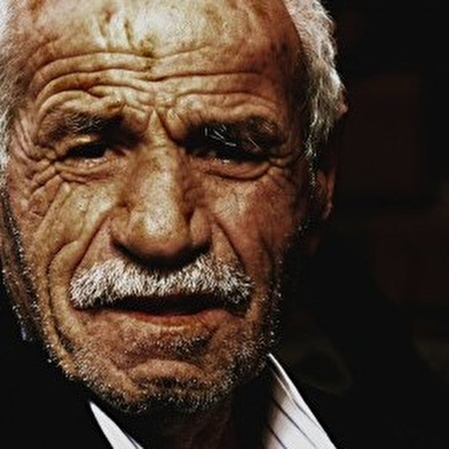 Etrafınızda arkadaşlarınızın babalarının bile büyük büyük babalarının yaşadığını duyduğunuzda hayatı sorgulamaya başlamanız.