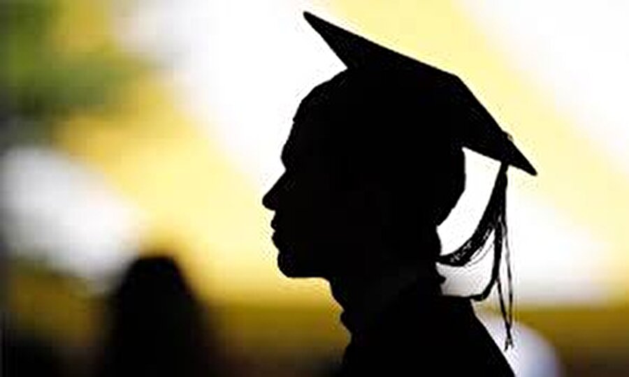 Mezuniyetiniz yaklaştığında bu acı biraz daha sizi yoklar. Kep atarken, diplomanızı alırken sizi göremeyecek olması “başaracağını biliyordum” diyemeyecek olması içinizi burkar.