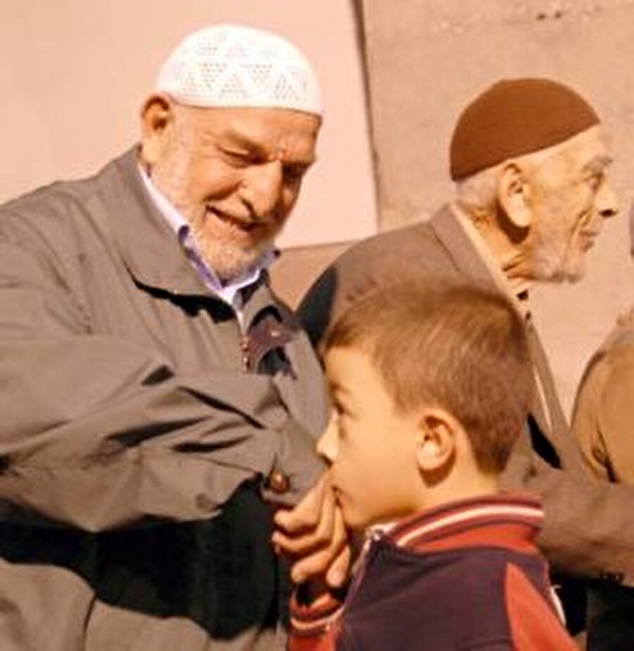 Bayramlar sizin için bir anlam ifade etmez. Evdeki kalabalık o “bayram havası” tam tersi sizi daha da üzer. Çünkü herkes el öperken siz bayram sabahı bir mermer taşına bakıp bayramlaşıp bir avuç toprağa gözyaşı dökersiniz.