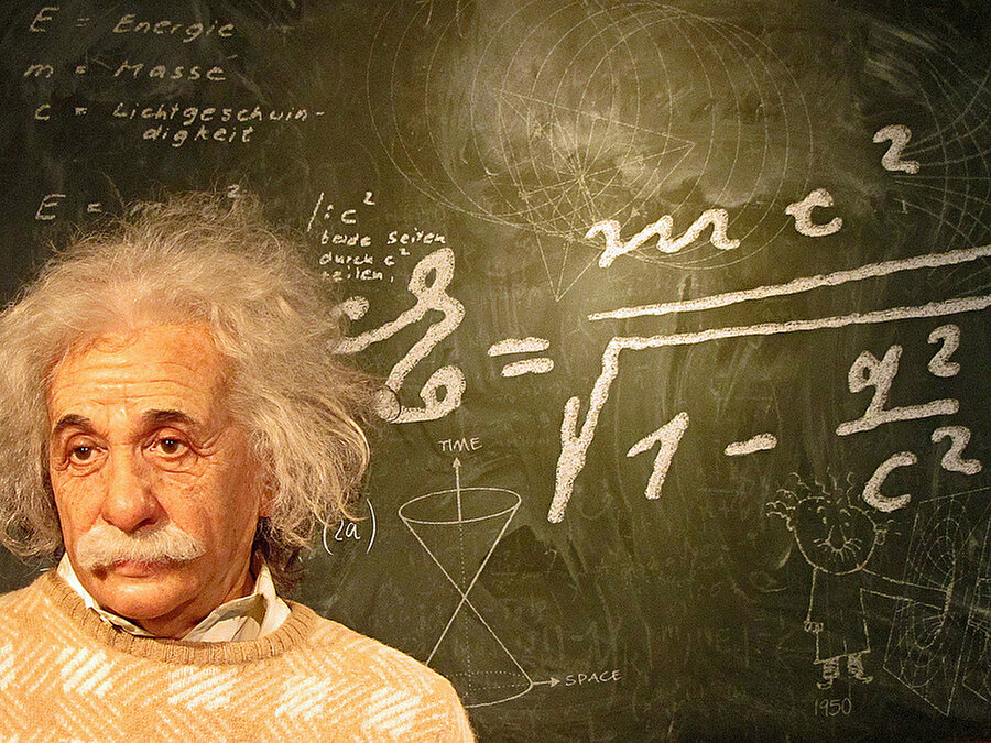 İsrail başbakanlığı için aldığı teklifi geri çevirdi

                                    
                                    İsrail'in ilk cumhurbaşkanı olan Chaim Weizmann dünyaca ünlü bir kimyacıydı ve ölümünün ardından İsrailliler şimdi de dünyaca ünlü bir fizikçi olan Einstein'ı görmek istiyorlardı. Ancak Einstein ileri yaşını da öne sürerek kendisini hayatı boyunca insanlara değil cisimlere adadığını söyleyerek teklifi geri çevirdi.
                                
                                
