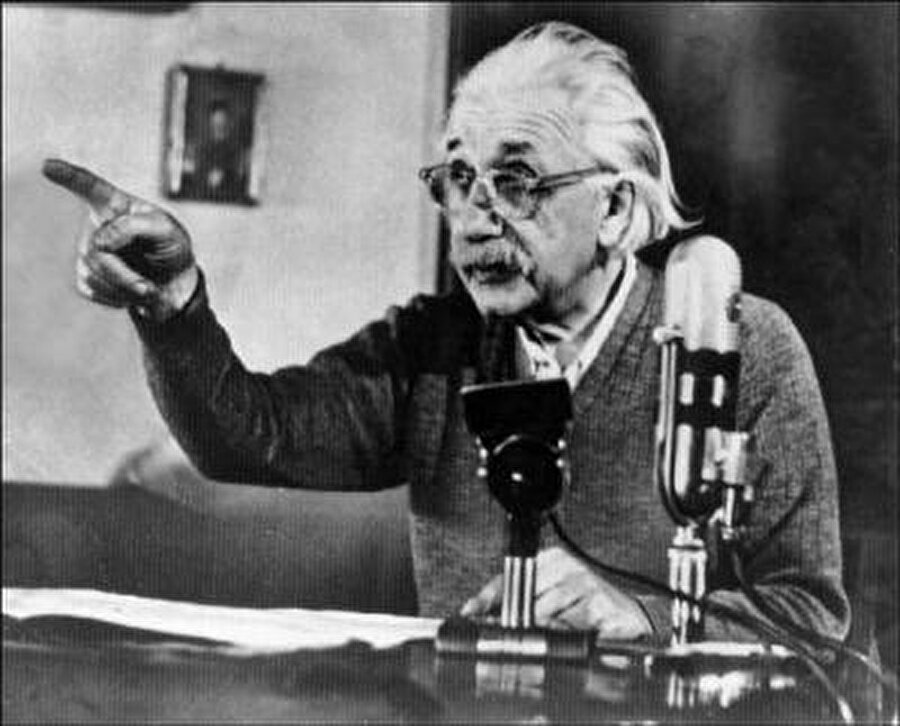 1905 yılına "Einstein'nın muhteşem yılı" dendi

                                    
                                    Mezun olduktan sonra bir yandan doktora tezini hazırlarken bir yandan da İsviçre patent ofisinde çalışıyordu. Düşünmeye ve hayal kurmaya bolca vakti olan Einstein o muhteşem 1905 yılında uzay, zaman, kütle ve enerji konularında modern fiziğin temelleri kabul edilen 4 eşsiz makale yayınlayarak dünya tarihine imzasını attı.
                                
                                