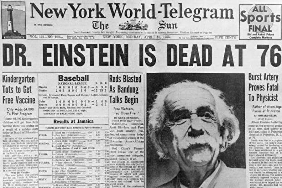 Ölümünün ardından beyni çalındı

                                    76 yaşında hayatını kaybeden Einstein'ın otopsisini yapan Harvey adındaki patalog bedeni yakılmak üzere hazırlarken beyni kendi sefer tasına koyarak eve götürdü. Uzun yıllar beyne takıntılı bir şekilde yaşayan Harvey yıllar sonra beynin bir kısmını bir uzmana gönderdi ve Einstein'ın beyninde normal insana nazaran daha fazla glial hücre (beyin nöronlarını besleyen hücre) bulunduğu ortaya çıktı.
                                