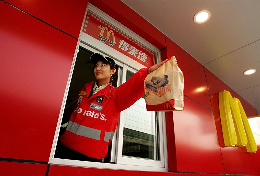 
                                    McDonald's, Çinli Yum Holding'in sahibi olduğu Pizza Hut, KFC ve Taco Bell gibi markaların gerisinde kalmaya başlamıştı. İki taraf için de zorlu bir konum olan Çin'de yemek güvenliği ve yerel güçlerle rekabet etmek bir hayli güç.
                                