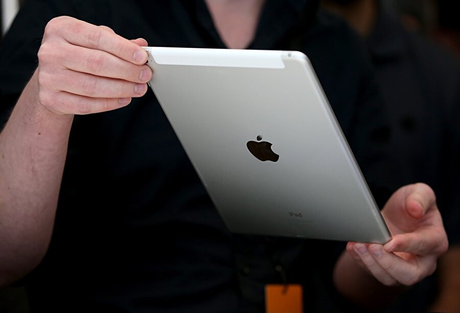 A10X işlemcisinden güç alması beklenen standart 9.7 inç'lik iPad'in yapılan tahminlere göre 35 milyon - 37 milyon adet bandında satması bekleniyor. Yine olası tahminlere göre yeni iPad'lerin satışa çıkışı Mart ya da Nisan'ı bulacak.