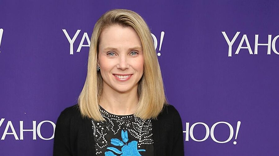 Bu kararın ardından Yahoo'nun ünlü CEO'su Marissa Mayer'de istifa edeceğini paylaştı. Evita lakabıyla bilinen Mayer 2012 yılında Yahoo'nun CEO'su olmuştu. CNBC'nin 2015 listesinde bonuslarla birlikte Mayer'in bir senede 42.1 milyon dolar kazandığı açıklanmıştı. Mayer sektörün en çok kazanan CEO'larından biriydi. 