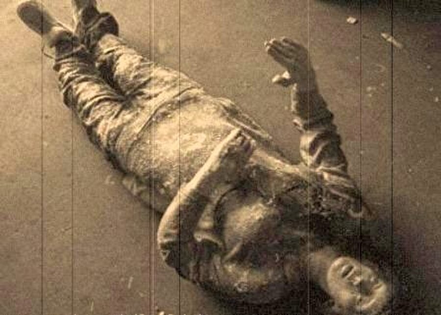 Tüm mürettabatı ölü bulunan gemi S.S Ourang Medan

                                    
                                    1947 yılının Haziran ayında Hollanda bandıralı bir gemi Sumatra açıklarında acil koduyla iki yardım çağrısı gönderdi. İlk çağrıda gelen ses ''Kaptan dahil herkes öldü'' olurken hemen ardından gelen ikinci çağrı ise ''Ölüyorum'' oldu. Çağrıları alır almaz yardıma giden gemi çok kötü bir manzarayla karşılaştı. Yardım çağrısı gönderen gemide hayvanlar dahil tüm canlılar suratlarında garip bir ifadeyle ölü olarak bulundu. Olayı yorumlayan incelemeciler bunun ya uzaylılar ya da kimyasal sızıntı tarafından olmuş olabileceğini söylüyor. 
                                
                                